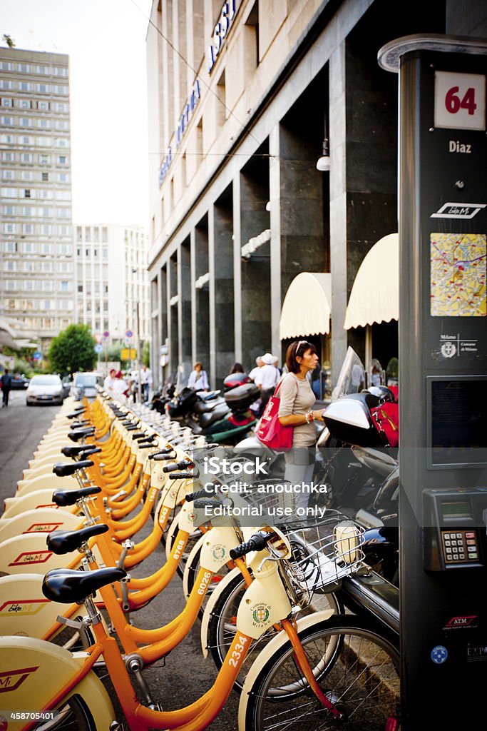 Me 자전거 대여 관측소 밀라노, 이탈리아 - 로열티 프리 Mobility as a Service 스톡 사진