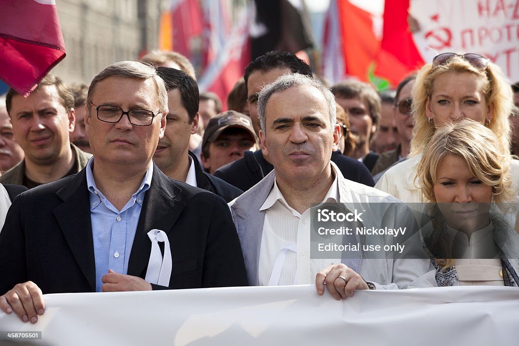 Garry Kasparov y Mikhail Kasyanov en marzo de millones - Foto de stock de Garry Kasparov libre de derechos