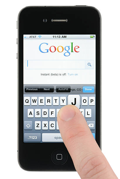 búsqueda de google en el iphone - iphone human finger search engine searching fotografías e imágenes de stock