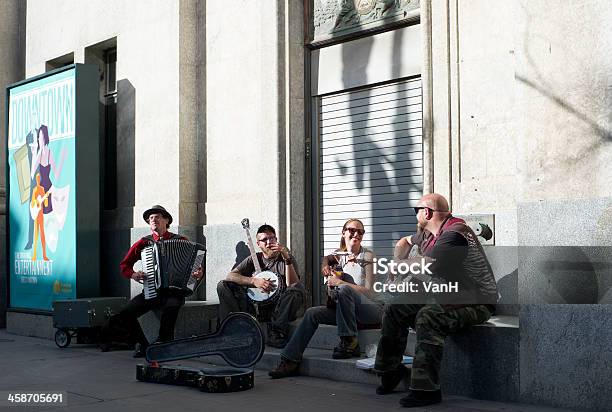 Calle Músicos De Foto de stock y más banco de imágenes de Acordeón - Instrumento - Acordeón - Instrumento, Arte cultura y espectáculos, Banjo