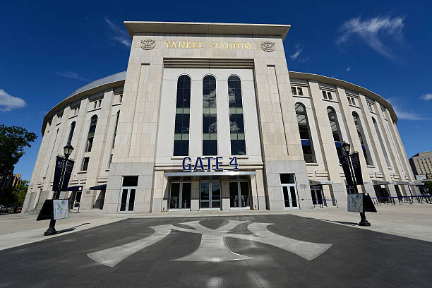 vue extérieure du yankee stadium - new york yankees photos et images de collection