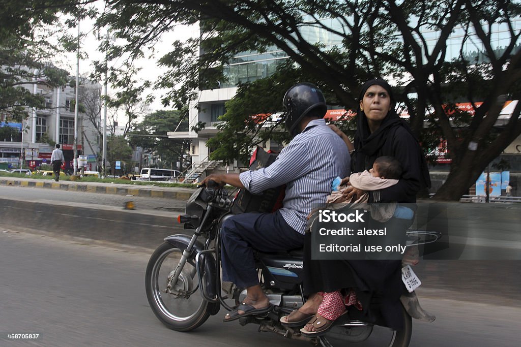 Indian family conducir en moto - Foto de stock de Bangalore libre de derechos