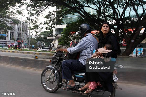 Foto de Indian Família Dirigindo Em Motocicleta e mais fotos de stock de Bangalore - Bangalore, Família, Motocicleta