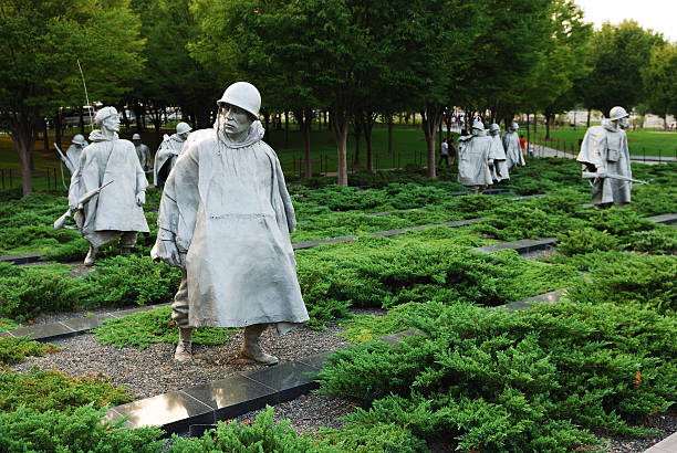 memorial da guerra da coreia ao anoitecer - korean war - fotografias e filmes do acervo