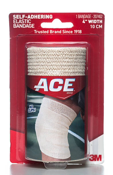 3 m ace self-aderente fascia elastica pacchetto - ace bandage foto e immagini stock