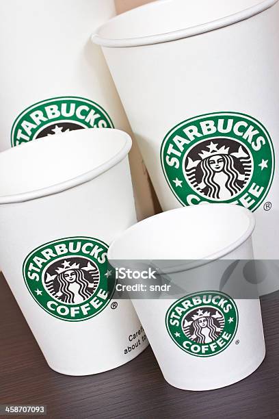 Copos De Café Starbucks Papel - Fotografias de stock e mais imagens de Bebida Quente - Bebida Quente, Café - Bebida, Café Macchiato