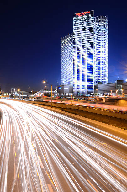 azrieli center - tel aviv israel skyline traffic - fotografias e filmes do acervo