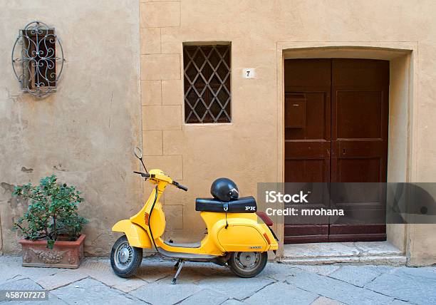 Vespa In Einer Antiken Toskanischen Dorf Stockfoto und mehr Bilder von Toskana - Toskana, Vespa, Alt