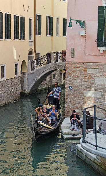 turystyki w wenecja - venice italy italy arch bridge nautical vessel zdjęcia i obrazy z banku zdjęć