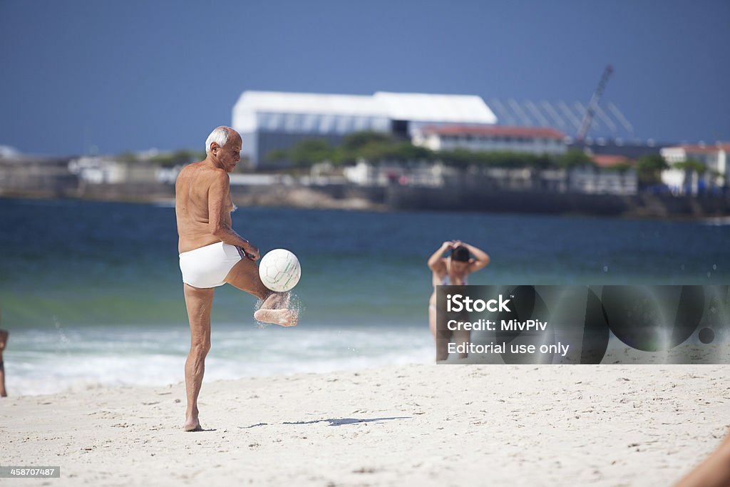 Uomo anziano, giocare a calcio sulla spiaggia di Copacabana - Foto stock royalty-free di Adulto