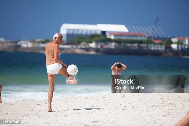 Uomo Anziano Giocare A Calcio Sulla Spiaggia Di Copacabana - Fotografie stock e altre immagini di Adulto