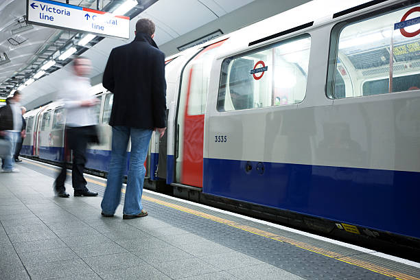 leute einsteigen bakerloo line zum oxford circus underground station - london england vanishing point underground diminishing perspective stock-fotos und bilder