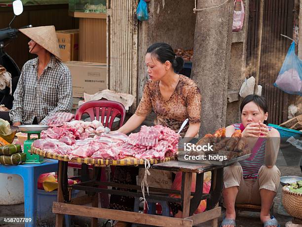 Photo libre de droit de Femmes Assis À Une Rue À Côté De La Cabine Hanoï Vietnam banque d'images et plus d'images libres de droit de Activité