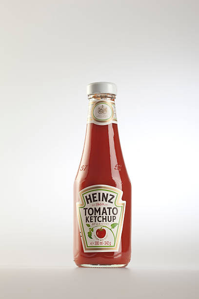 heinz ketchup de vidro de garrafa - ketchup brand name isolated on white isolated - fotografias e filmes do acervo