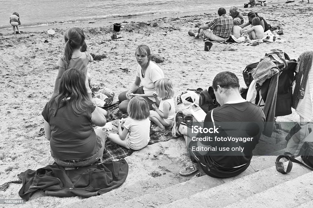 Família comer o almoço na praia à beira-mar - Foto de stock de Adulto royalty-free