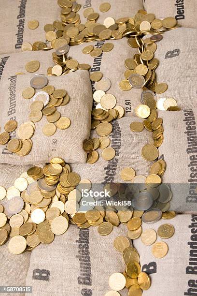 Moeda De Euro Sacos - Fotografias de stock e mais imagens de Cheio - Cheio, Dourado - Cores, Ouro - Metal