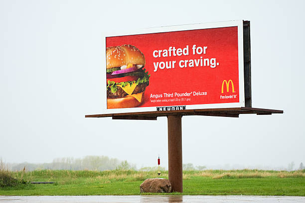 mcdonalds tabellone pubblicitario - branding marketing sign brand name foto e immagini stock