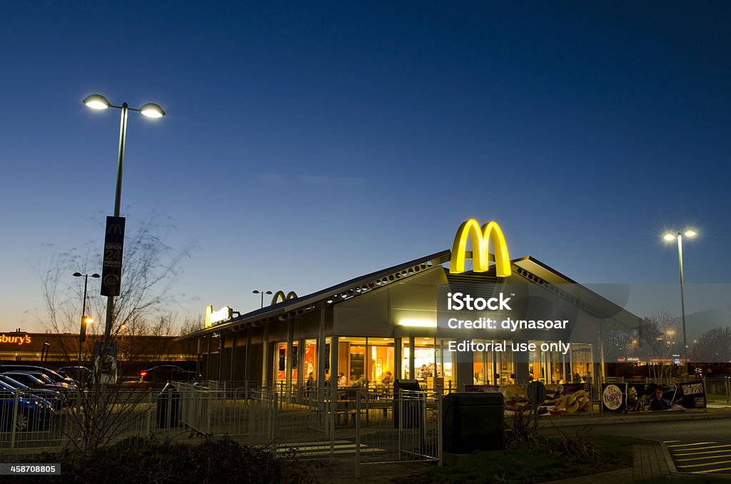 McDonald's restaurante ao anoitecer, Reino Unido - Стоковые фото McDonald's роялти-фри