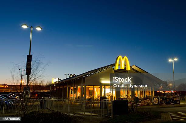 Mcdonalds Restaurante Ao Anoitecer Reino Unido — стоковые фотографии и другие картинки McDonald's - McDonald's, Великобритания, Вечерние сумерки