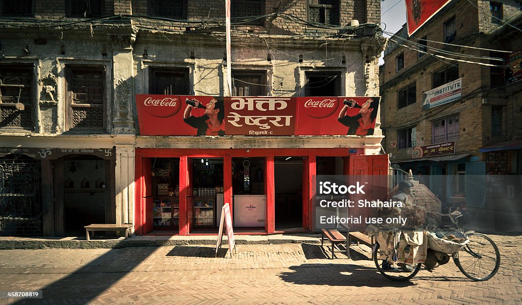 Rosso dipinto supermercato con la pubblicità della coca cola in Nepal - Foto stock royalty-free di Adulto