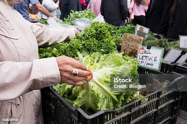 Foto de Pessoas Em Nova York Para Comprar Verduras Farmers Market e mais fotos de stock de Adulto