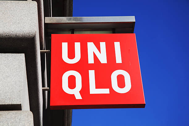 Uniqlo logotipo placa - foto de acervo