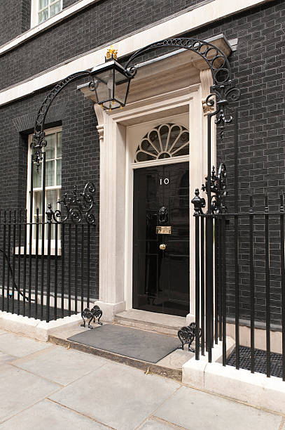 numero 10 downing street - front door international landmark local landmark national landmark foto e immagini stock