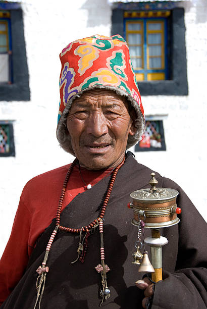 peregrino - tibet tibetan culture buddhism writing fotografías e imágenes de stock