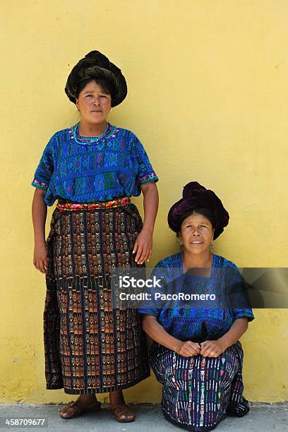 Две Женщины Из Числа Коренного Населения На Озеро Атитлан В Гватемале — стоковые фотографии и другие картинки Гватемала