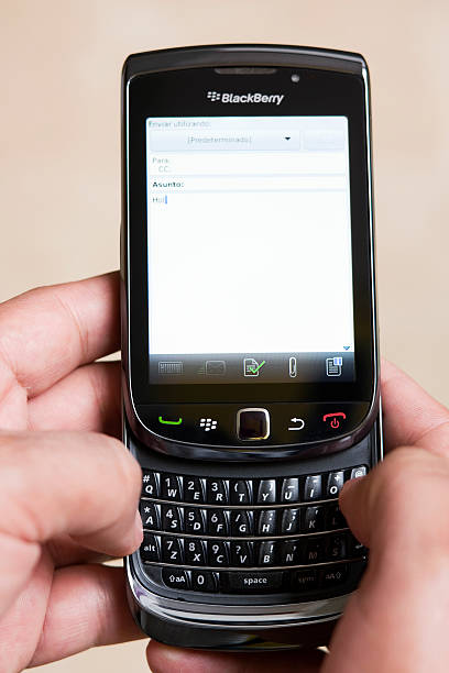 blackberry torch e-mail schreiben - blackberry mobile phone smart phone human hand stock-fotos und bilder