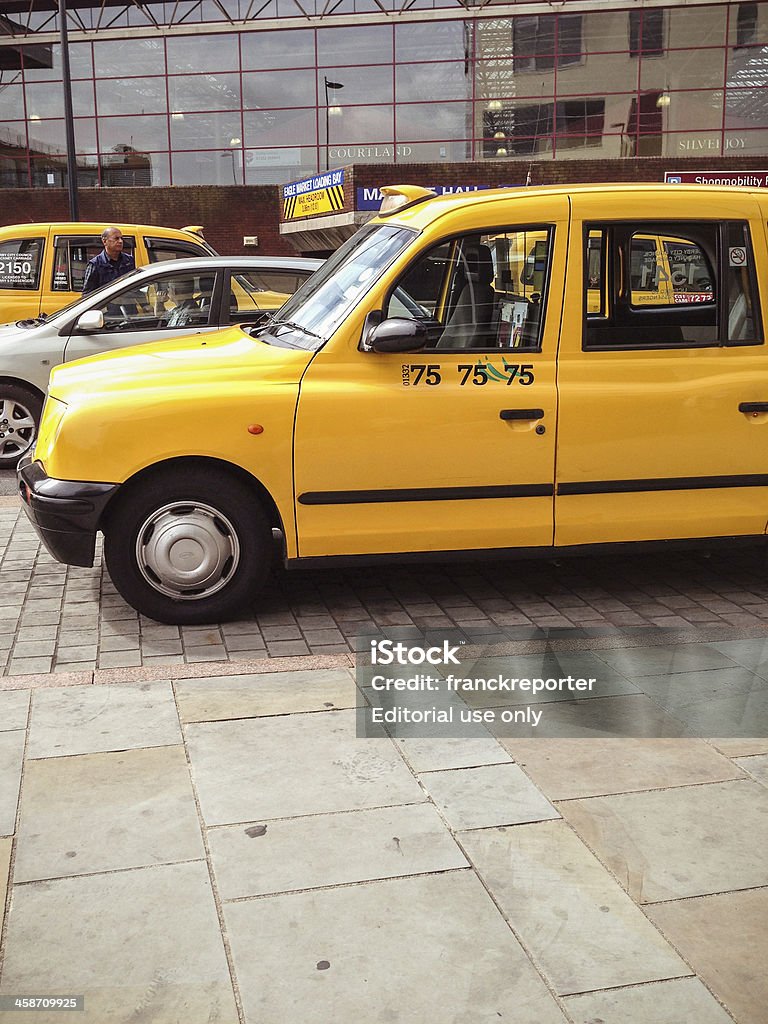 Дерби желтые такси-Культура Великобритании - Стоковые фото Автомобиль роялти-фри