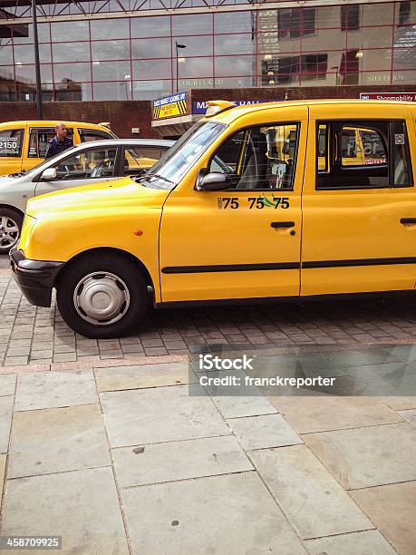 Дерби Желтые Таксикультура Великобритании — стоковые фотографии и другие картинки Автомобиль - Автомобиль, Англия, Без людей