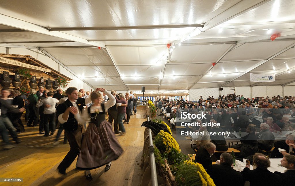 Les gens danser Chapiteau à Aelplerfest, Lenk suisse - Photo de Fête libre de droits