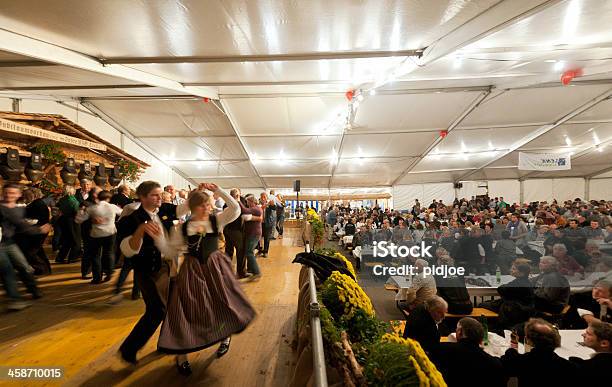 Люди Танцы В Шатёр На Aelplerfest Ленк Швейцария — стоковые фотографии и другие картинки Вечеринка - Вечеринка, Традиционный фестиваль, Празднование