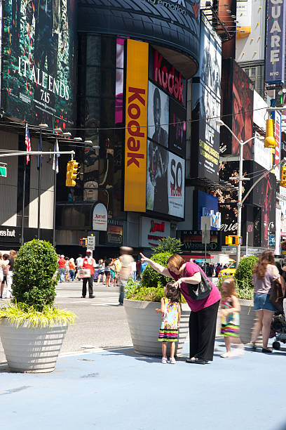 время площадь - eastman kodak company family times square new york city стоковые фото и изображения