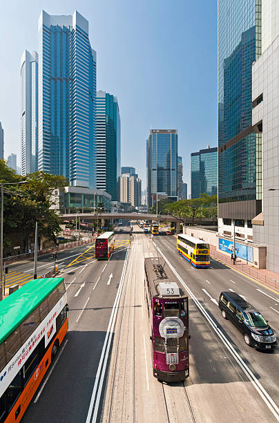 hong kong straßenbahnen verkehren ab der wolkenkratzer, china - hong kong billboard asia china stock-fotos und bilder