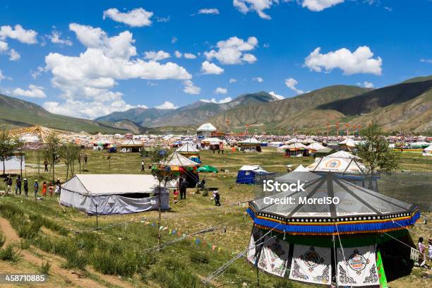 Caballo Tibetana De Yushu Festival Qinghai China Foto de stock y más banco de imágenes de Acontecimiento - Acontecimiento, Aire libre, Altiplanicie