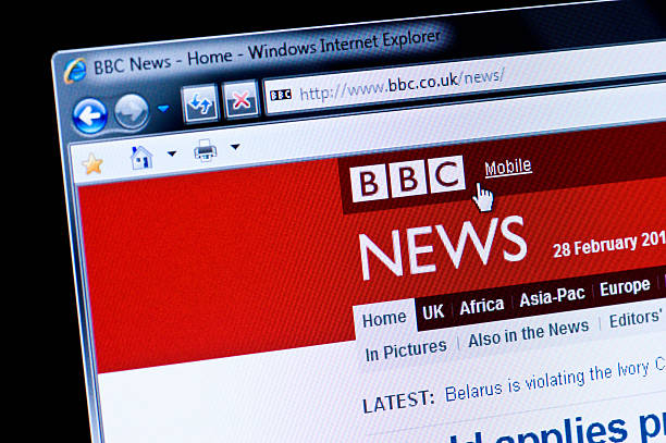 bbc news-macro shot of real pantalla de monitor - bbc fotografías e imágenes de stock