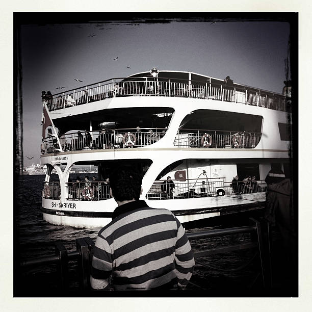 persone guardando il mare a istanbul - mobilestock istanbul turkey day foto e immagini stock