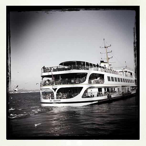 persone guardando il mare a istanbul - mobilestock istanbul turkey day foto e immagini stock