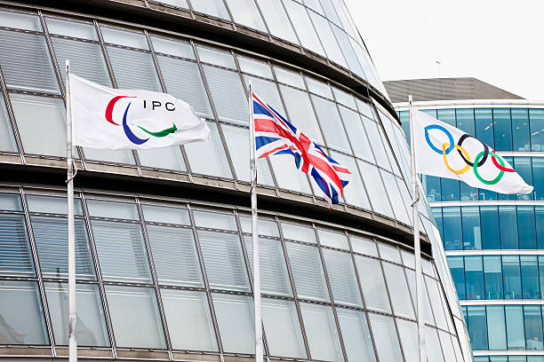 ipc, união e bandeira dos jogos olímpicos, próxima ao city hall em londres - olympian - fotografias e filmes do acervo