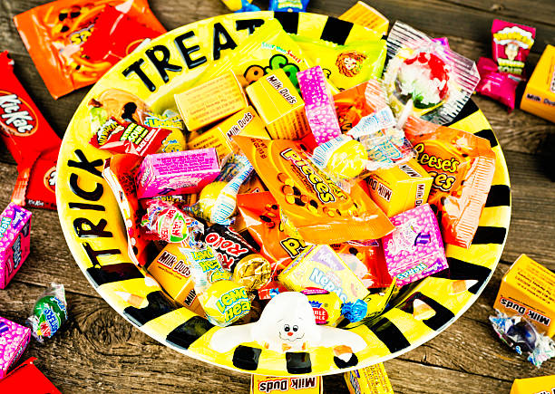 хэллоуин конфеты в игра угощай или пожалеешь чаша - sweetarts стоковые фото и изображения