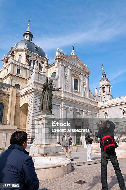 관광객 At Almudena 캐서드럴 Madrid 0명에 대한 스톡 사진 및 기타 이미지 - 0명, 건축, 국제 관광명소