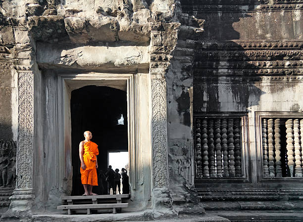 仏教僧のためポーズを取るフォトグラファーのアンコールワット寺院 - cambodia monk buddhism angkor wat ストックフォトと画像