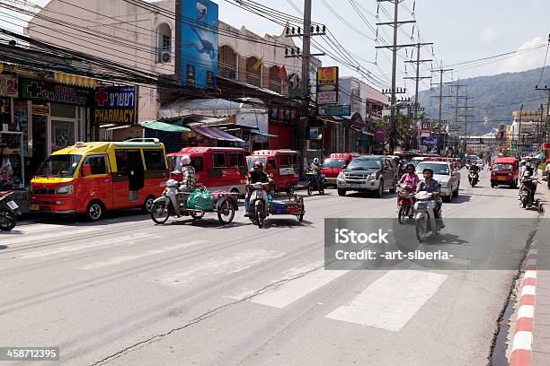 Calle De La Ciudad De Patong Foto de stock y más banco de imágenes de Actividad - Actividad, Adulto, Aparcamiento