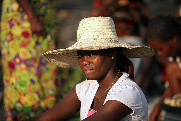 leben nach dem erdbeben haiti. - biting lip stock-fotos und bilder