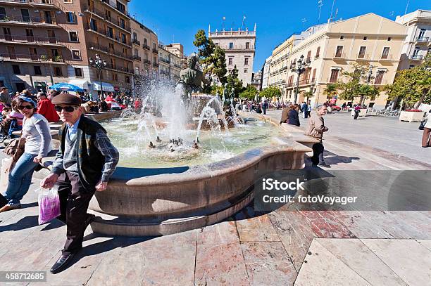 Valencia Plaza De La Virgen Turia Fontanna Hiszpania - zdjęcia stockowe i więcej obrazów Aktywni seniorzy