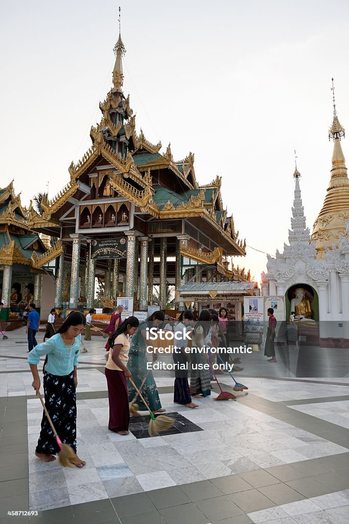 Varrer a rodear base em Schwedagon Pagode, - Royalty-free Adulto Foto de stock