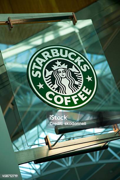 Знак Кафе Starbucks — стоковые фотографии и другие картинки Starbucks - Starbucks, Аэропорт, Без людей