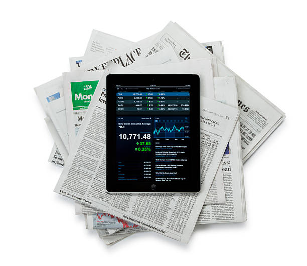 apple ipad ii 위에 신문 - ipad ipad 2 editorial digital tablet 뉴스 사진 이미지